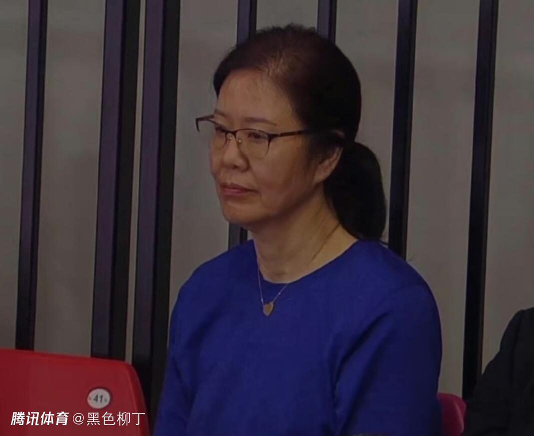 百货商店21岁女职员